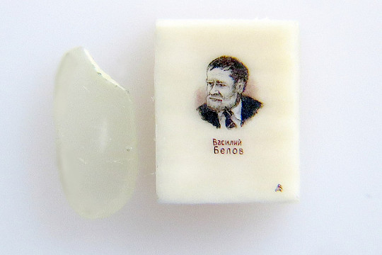 Художник из Череповца запечатлел юбилеи Вологодчины на маковых зернах